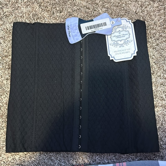 1X, black shape wear - Picture 2 of 3